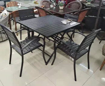 Vanjski set stolova i stolica