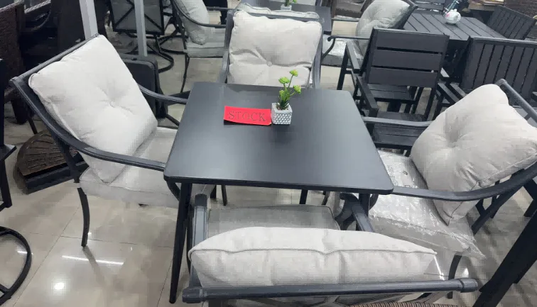 Vanjski set stolova i stolica
