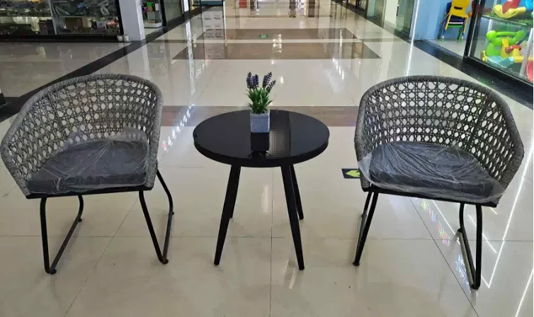 Vanjski set stolova i stolica
