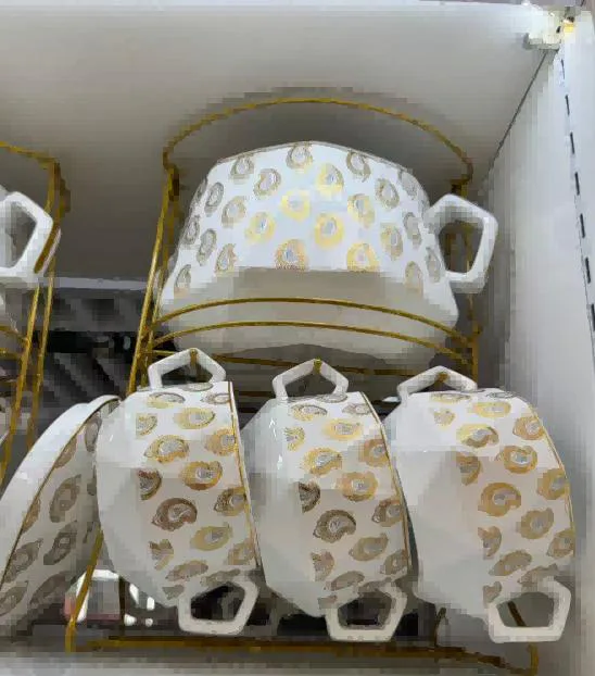 Set šoljica i tacni na zlatnom metalnom stalku